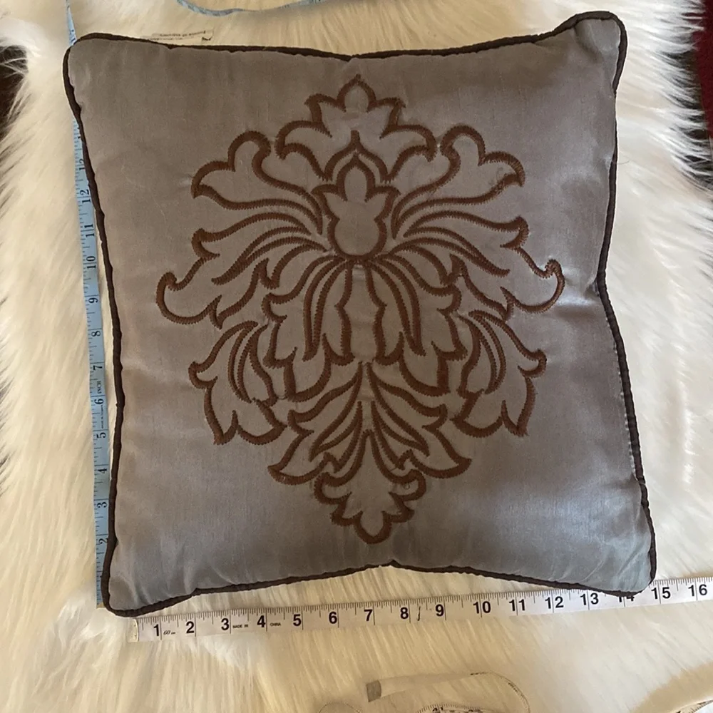 4 Elegant Decorative Pillow Set in Gray/silver and Brown